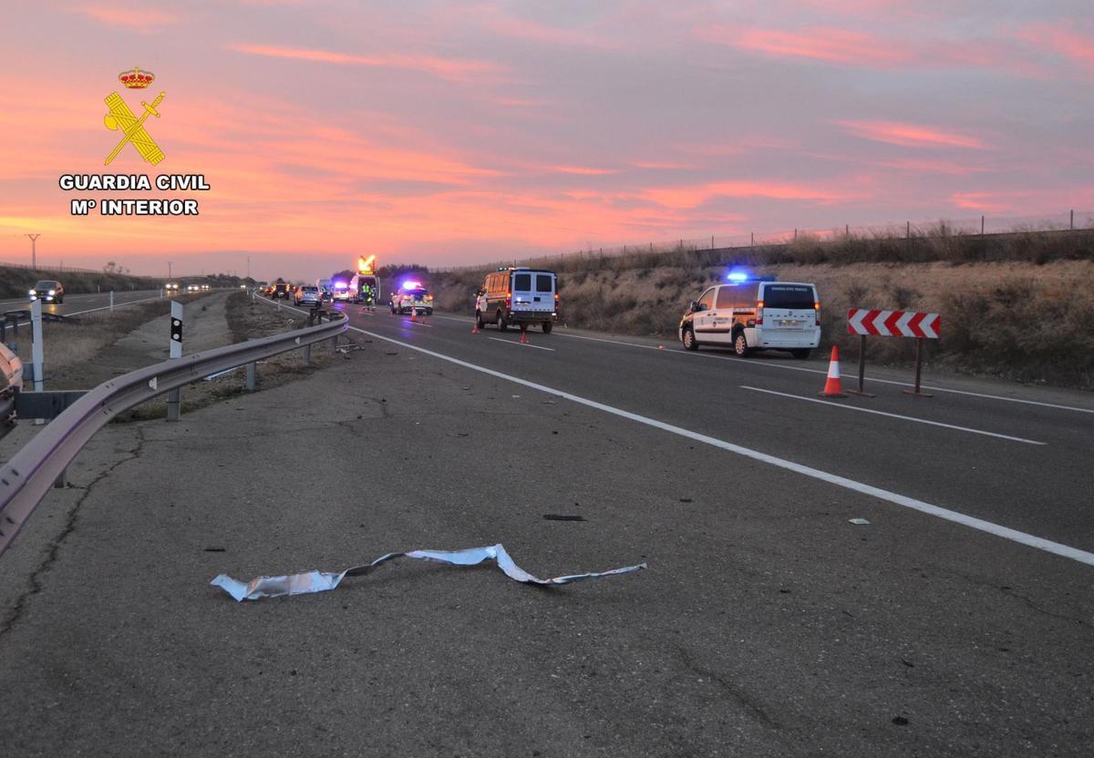 Punto de la A-23 en Zuera (Zaragoza) donde varias planchas de alumino desprendidas de un camión causaron daños en 11 vehículos