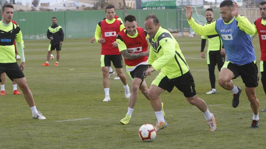 Nino y Manuel Sánchez, a su izquierda, durante el entrenamiento de este miércoles