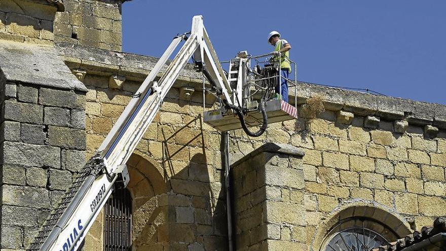 La parroquia de San Juan arregla los tejados que estaban llenos de maleza