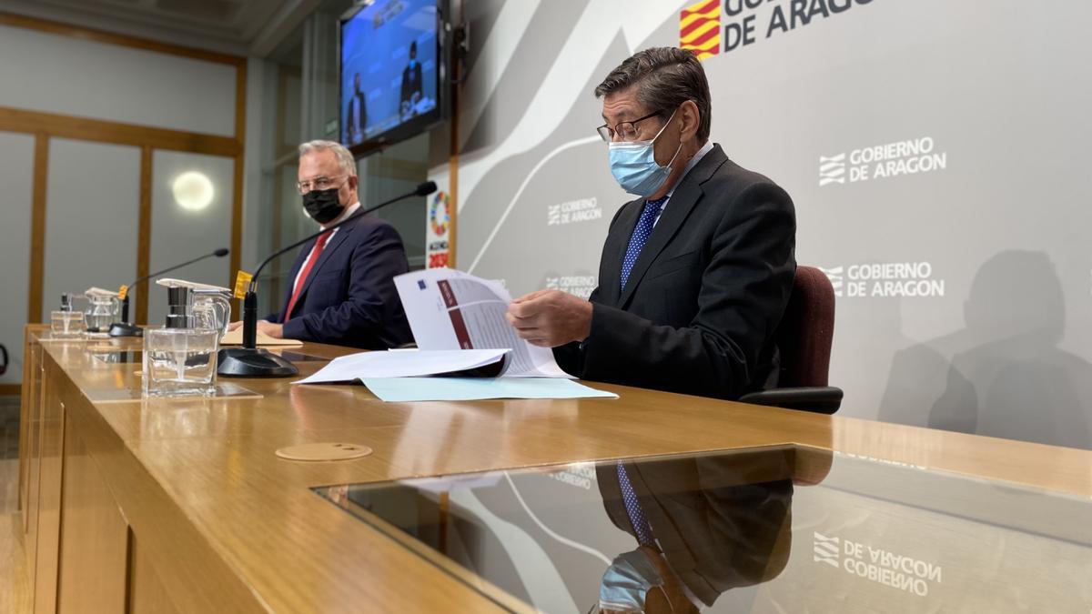 El director general de Industria y Pyme del Gobierno de Aragón, Javier Navarro, y el consejero de Industria, Arturo Aliaga, en la presentación de las ayudas.