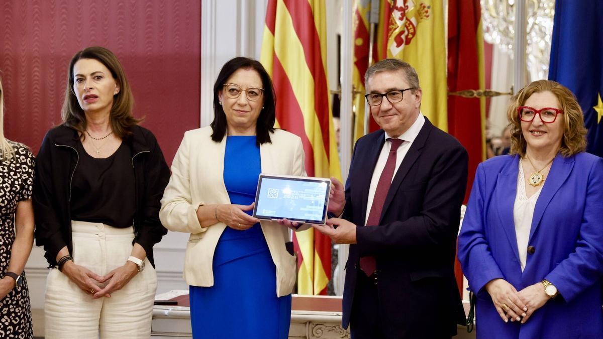 El conseller de Hacienda entrega el proyecto de presupuestos de 2026 a la presidenta de las Corts, Llanos Massó.