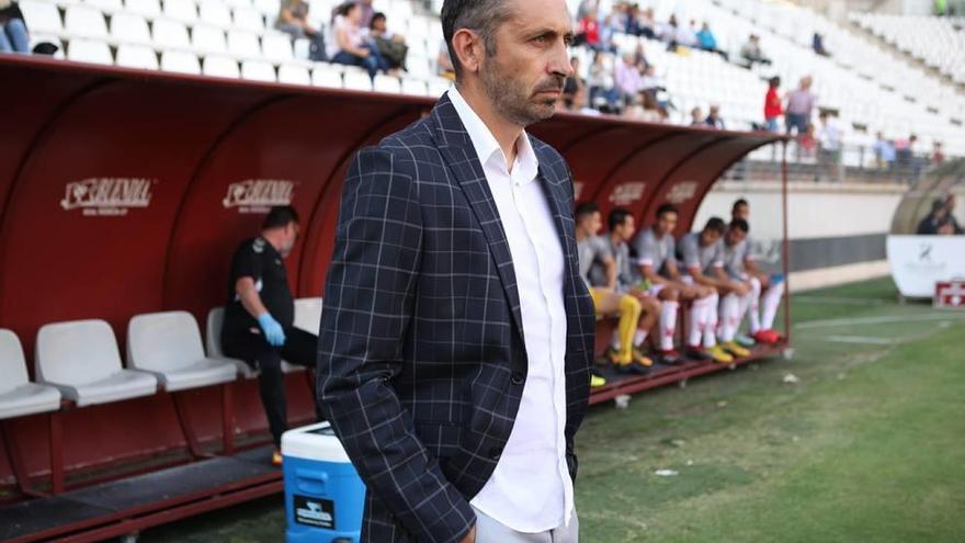 Manolo Herrero, en la banda durante el último choque ante el Talavera de la Reina.