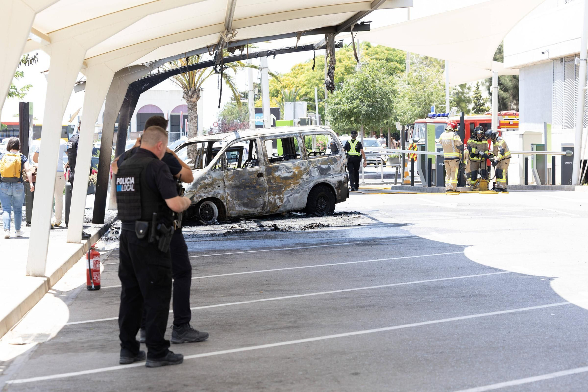 Todas las imágenes del incendio de un vehículo en el aeropuerto de Ibiza