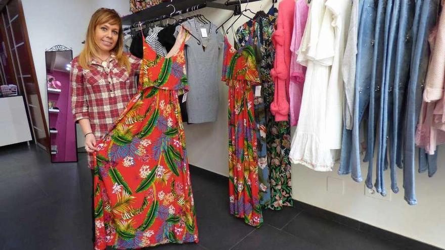 María Álvarez, ayer, en su tienda de moda en la Pola.