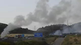 Un coche ardiendo causa un incendio forestal de Nivel 1 en Cañaveral
