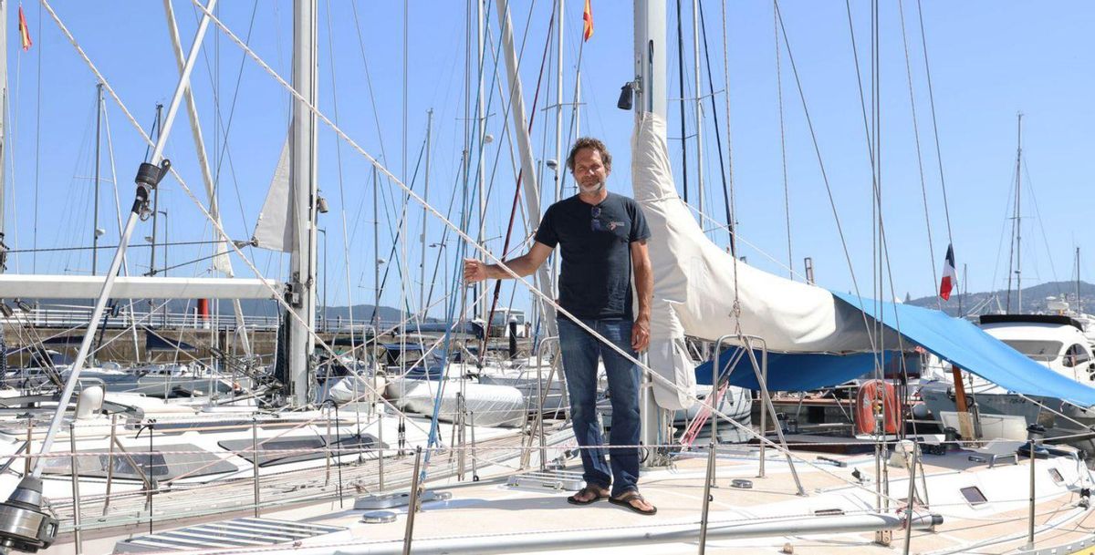 Albert, francés empleado en el naval de Vigo, en su casa flotante.