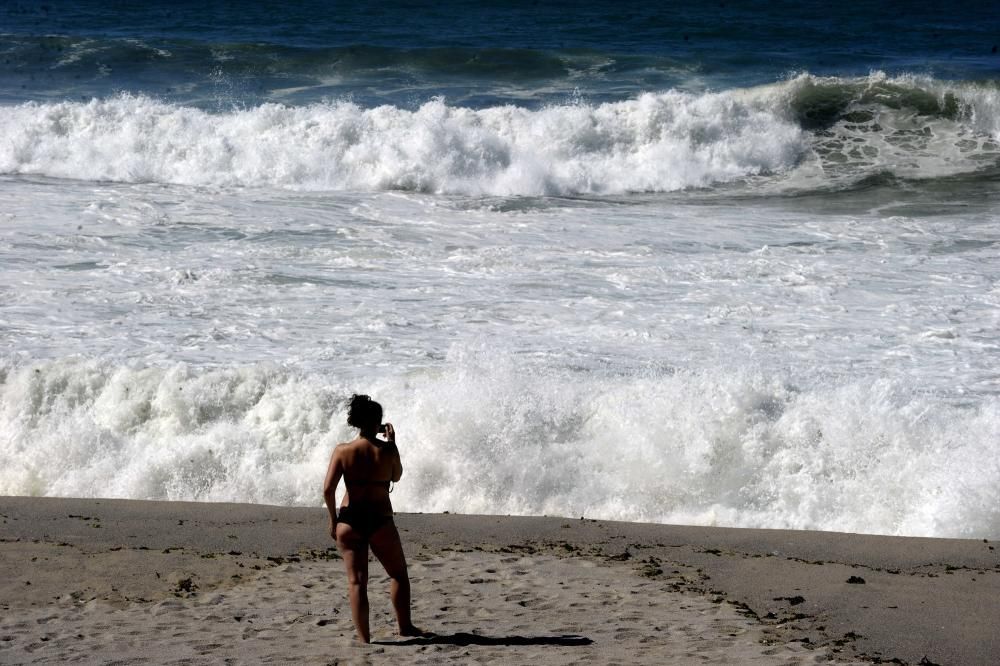 Desalojo de las playas de Riazor y Orzán