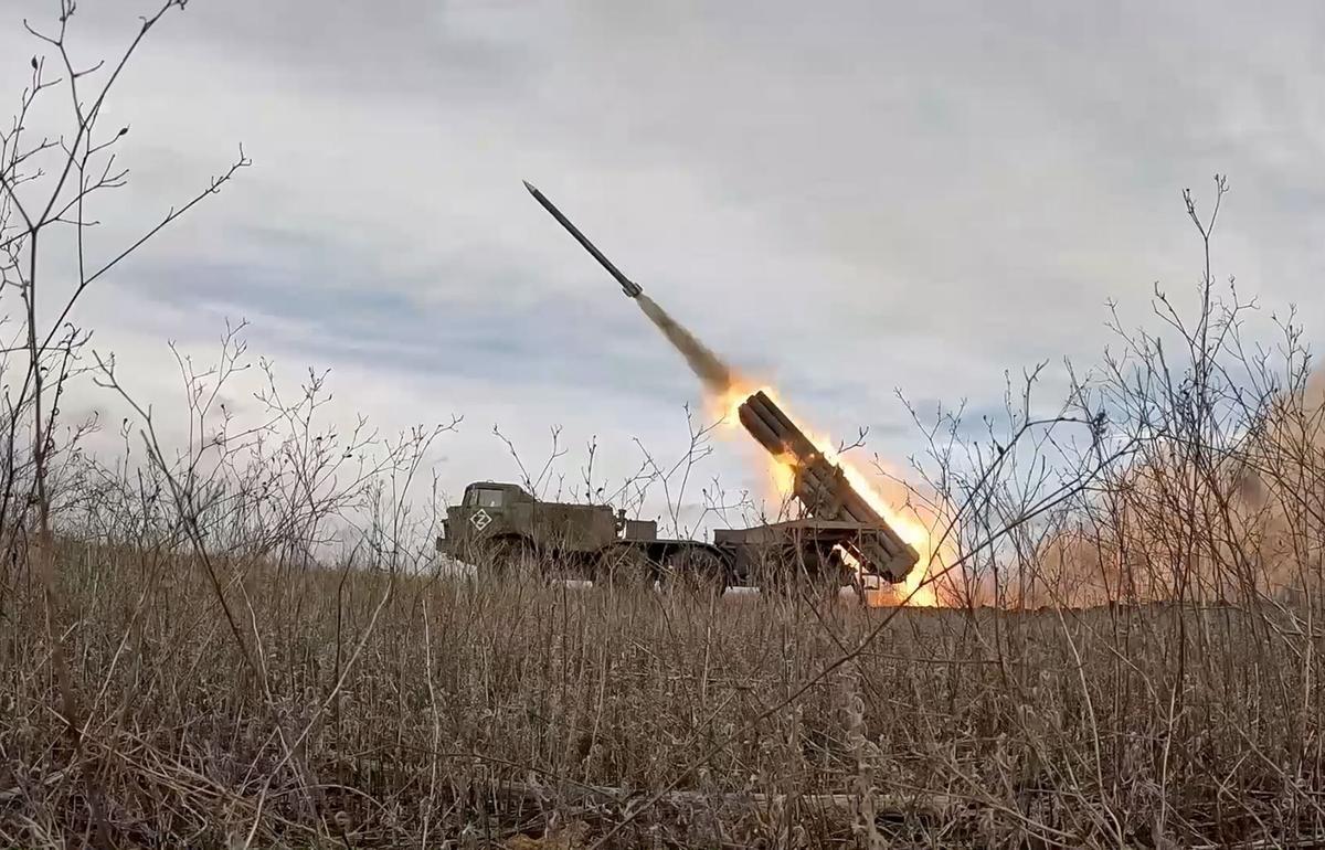 Un sistema de lanzamiento múltiple de cohetes (MLRS) ruso dispara en un lugar no revelado de Ucrania.