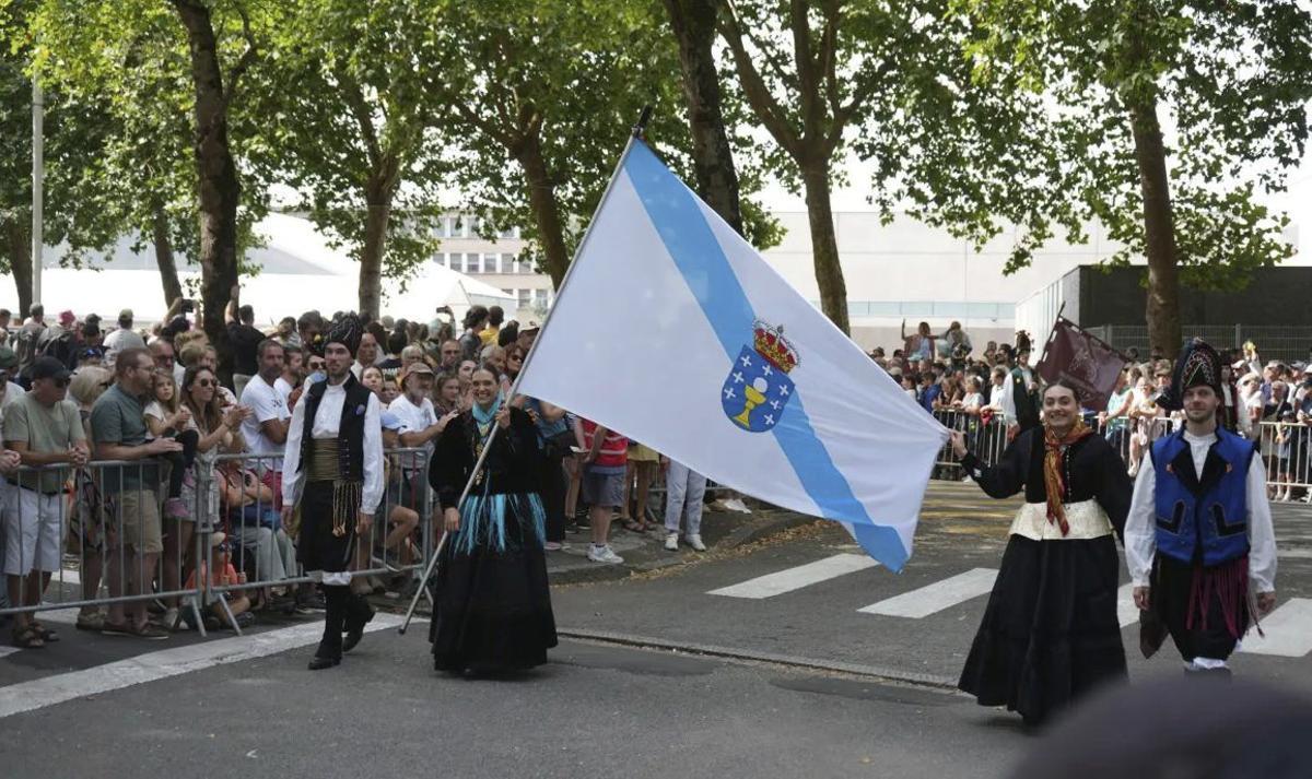 Con la bandera de Galicia, en el desfile por las calles de Lorient.