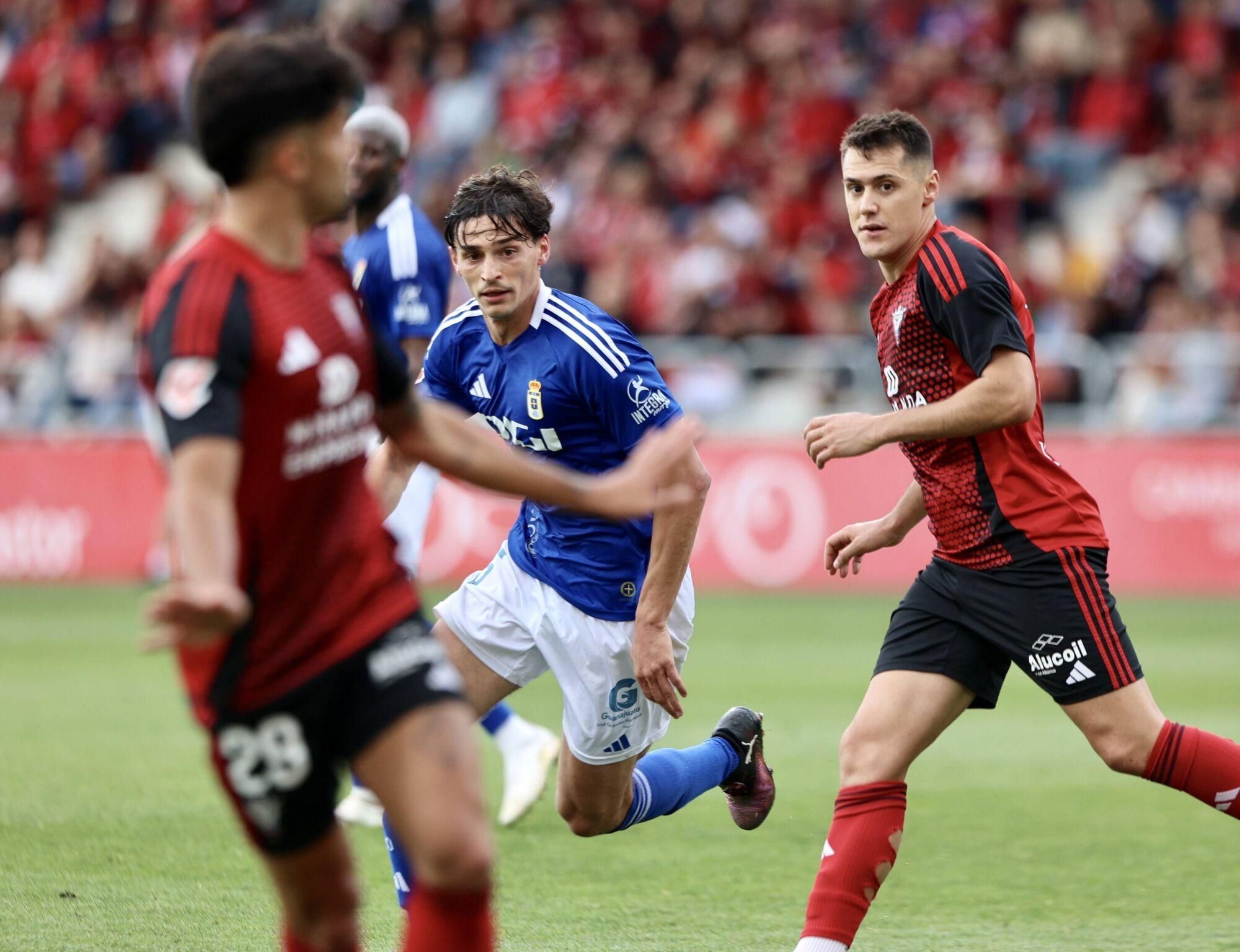 EN IMÁGENES: Ambientazo en el primer partido de la final por el ascenso a Primero entre Mirandés y Real Oviedo