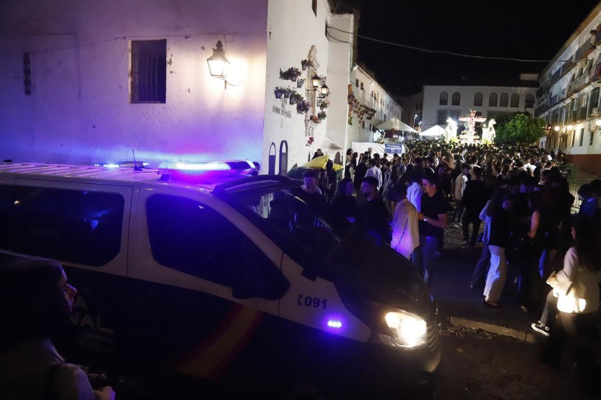 Policía en las inmediaciones de la cruz que monta el Resucitado en la plaza Conde de Priego.