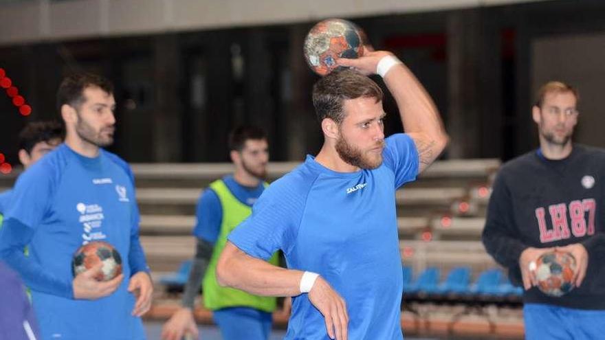 Yano Piovarczik ya entrenó ayer junto a sus nuevos compañeros. // Rafa Vázquez