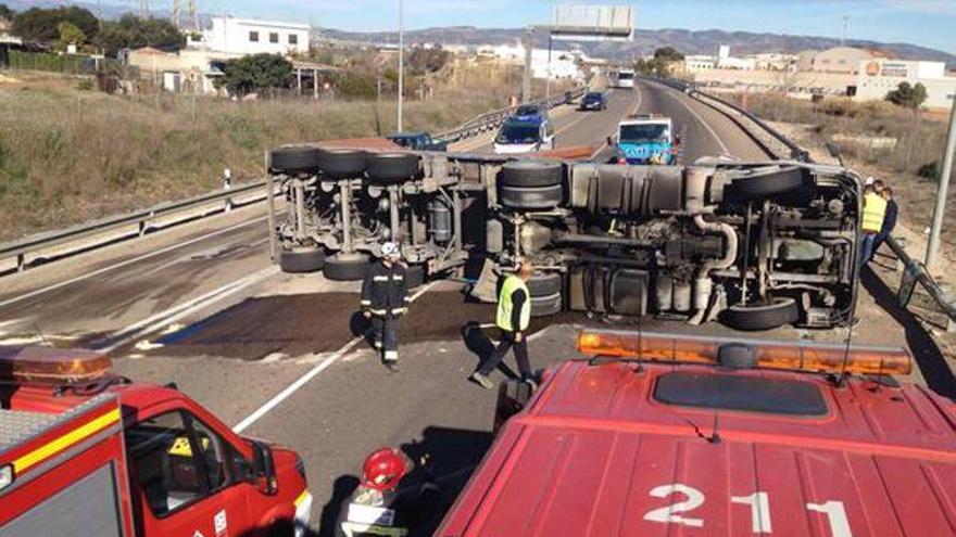 Reabren al tráfico la N-340 en Vila-real tras el vuelco del camión