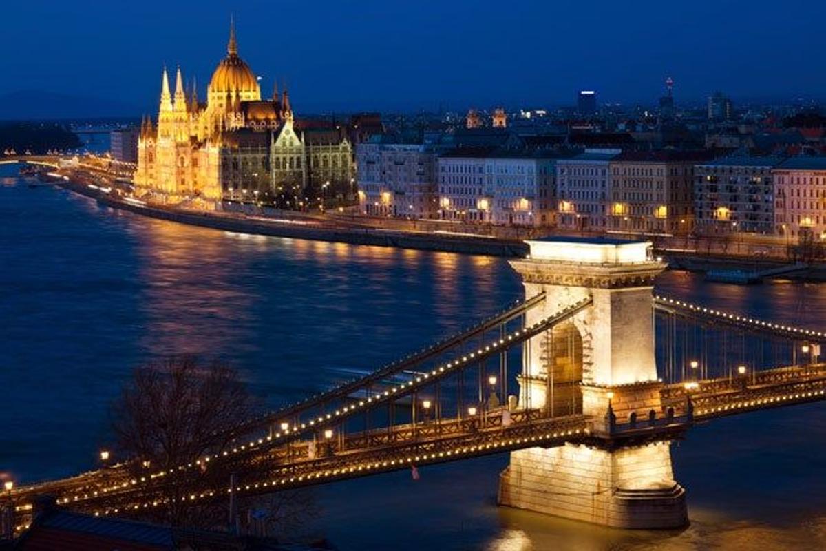 Parlamento y Puente de las Cadenas en Budapest.