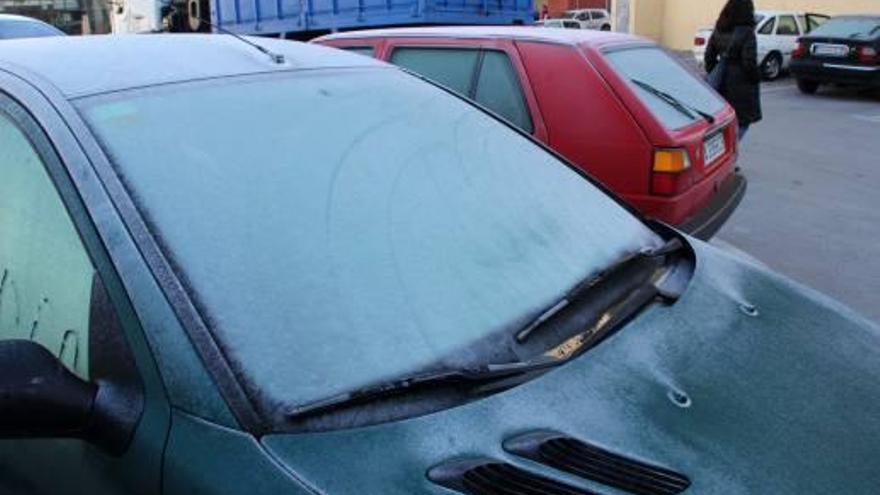 Aspecto de la helada que sufrieron en la madrugada de ayer los coches en Alcoy.