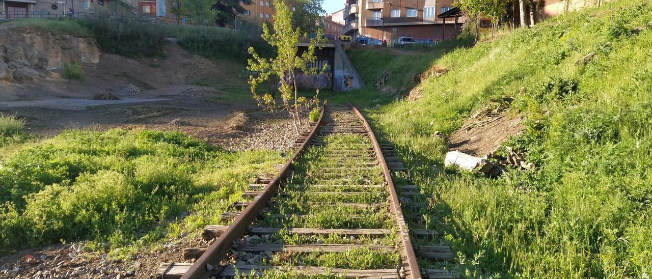 Vía abandonada del tren Ruta de la Plata, en la embocadura del túnel de Santa Elena, en la capital