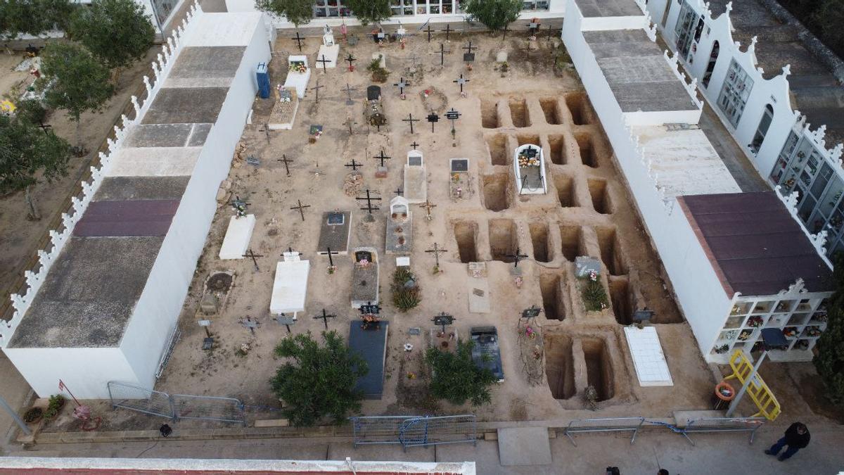 Excavaciones en el cementerio de Formentera.