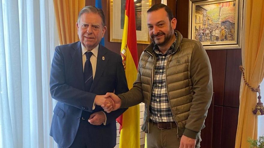 Alfredo Canteli, a la izquierda, y Manuel Ángel Álvarez, sellan el respaldo de Mieres a la candidatura.
