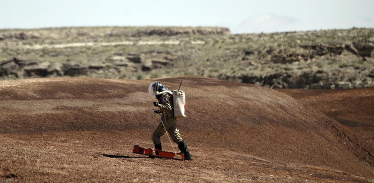 Un geòleg treballa amb aparells que seran utilitzats en una futura exploració marciana.