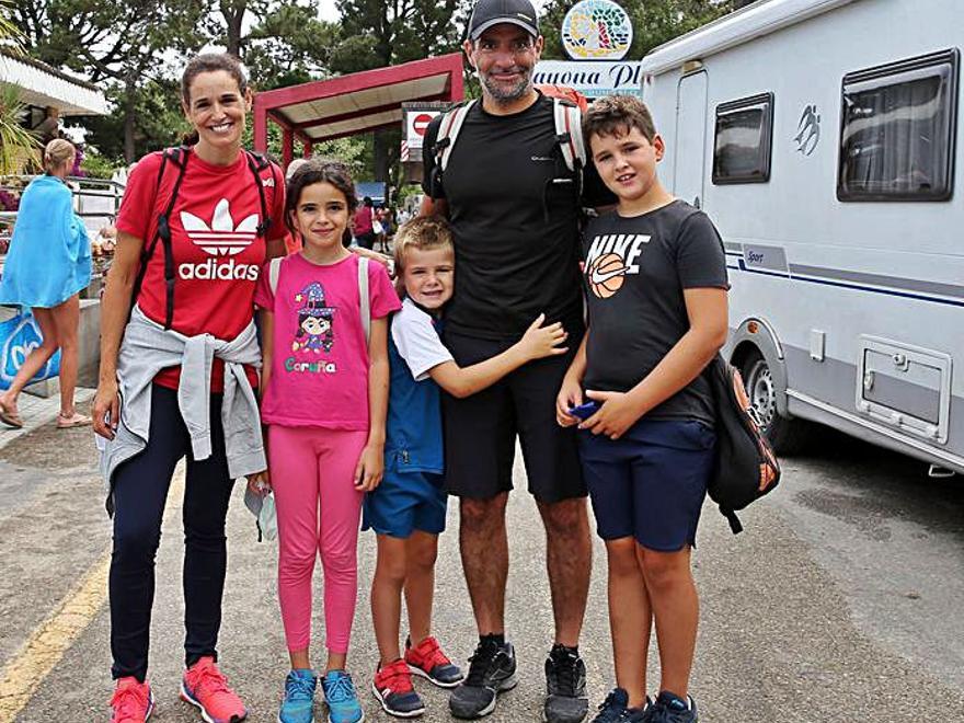 María y Alex con sus hijas Ares y Yulia, y su perra Niki. 