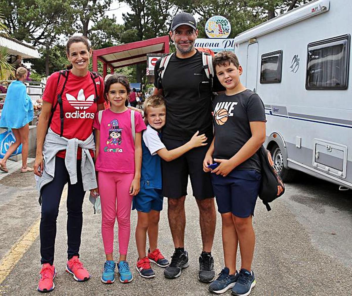 María y Alex con sus hijas Ares y Yulia, y su perra Niki.   | // MARTA G. BREA