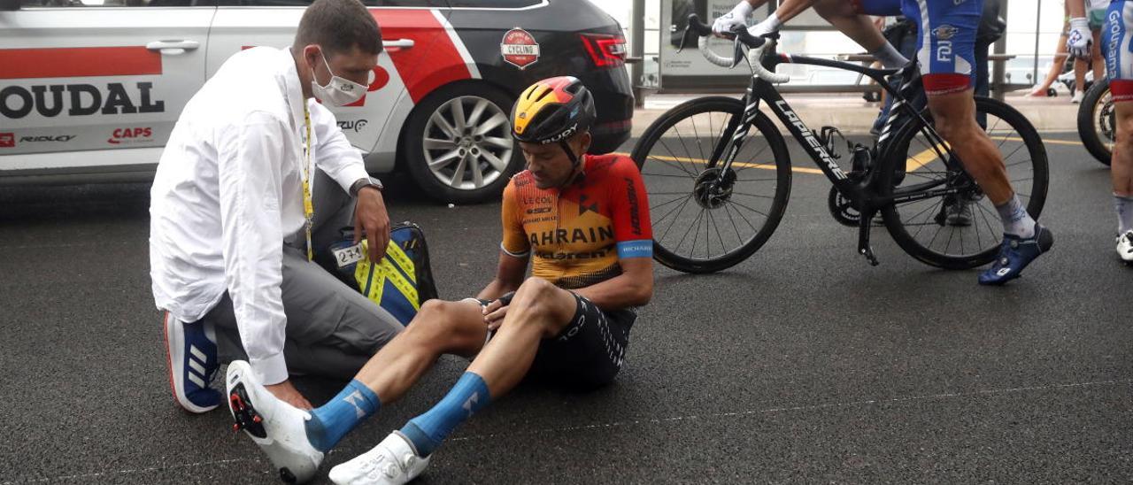 El alicantino Rafa Valls, atendido tras su caída el sábado en la primera etapa del Tour.