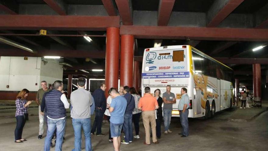 Viajeros esperando el autobús, en la estación de Vigo durante una de las jornadas de huelga. // Alba Villar