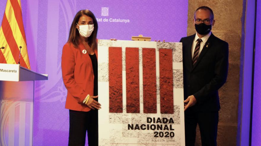 La consellera Meritxell Budó i el vicepresident del Parlament, Josep Costa, ensenyen el cartell dels actes per la Diada de l&#039;11-S