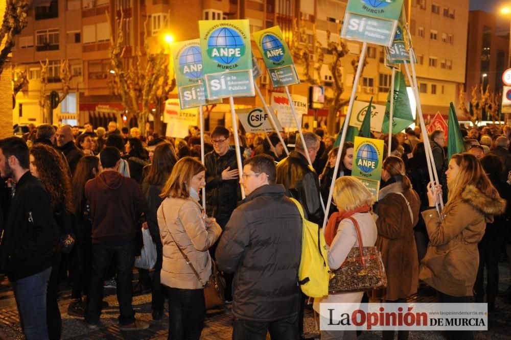 Varios centenares de manifestantes rechazan el concierto de Bachillerato y FP