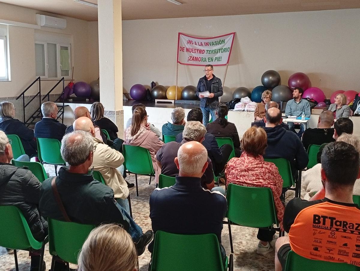 El presidente de la Stop Biogás Comarca de Benavente, Pepe Cachón, en la presentación de la charla.