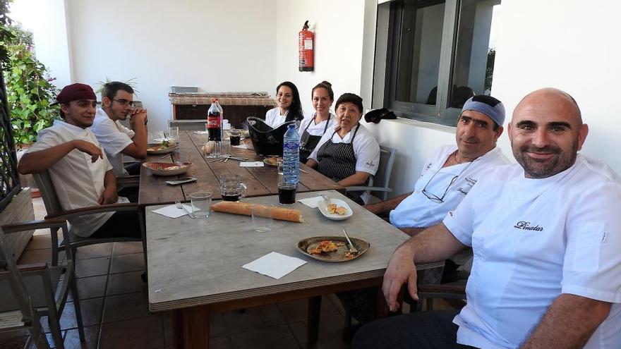 Un grupo de trabajadores de un restaurante de es Pujols, Es Pinatar, se sientan a la mesa para comer antes de comenzar el servicio.