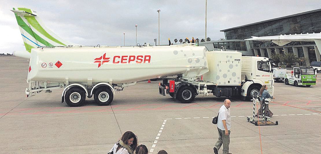 Cisterna de suministro de aviación en el Aeropuerto Tenerife Norte.