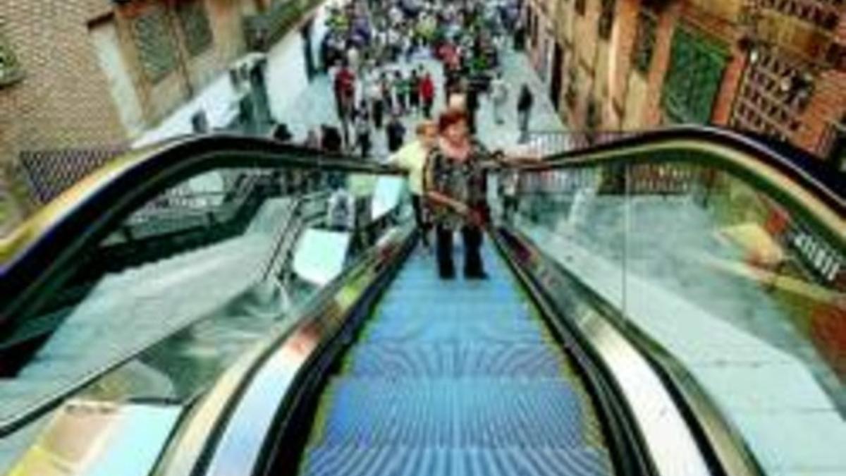 Vecinos de Trinitat Vella catan la nueva escalera de la calle Almassora, ayer por la tarde.