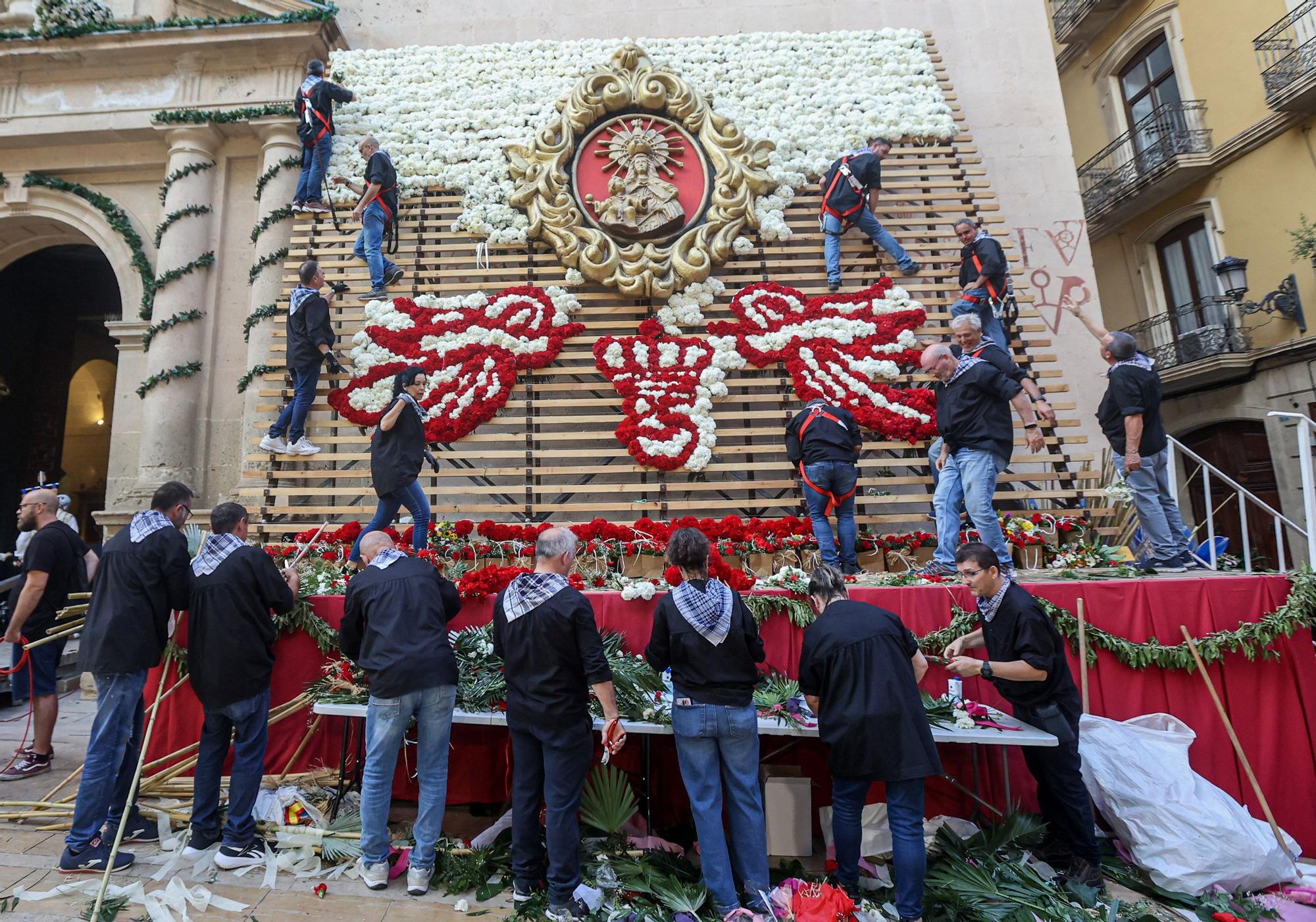 Más de 10000 ramos en la ofrenda a la Virgen del Remedio
