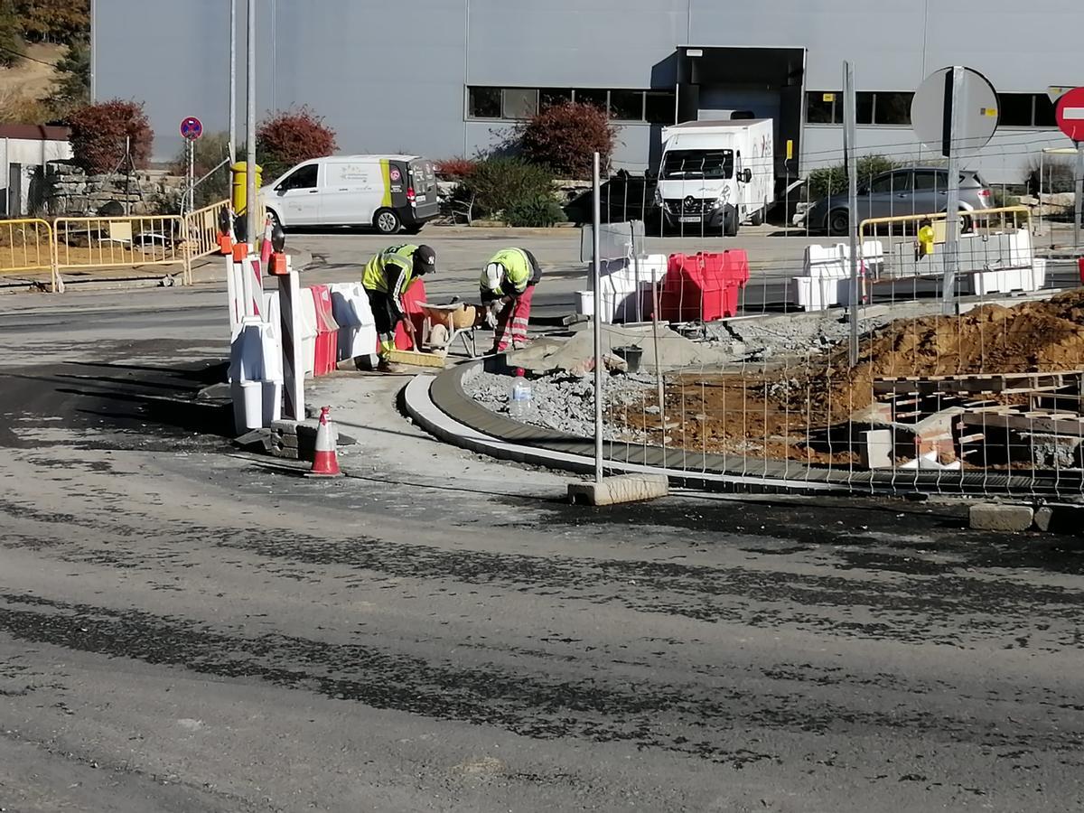 Rotonda en construcció en l'accés al polígon El vapor de Castellterçol