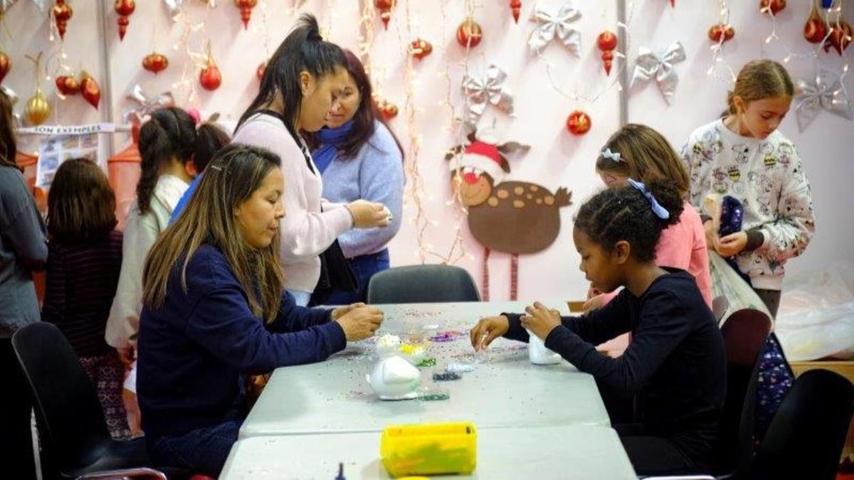 Un taller de la Fira infantil de Nadal de Cornellà