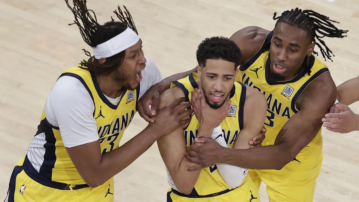 Tyrese Haliburton, felicitado por compañeros de los Indiana Pacers tras una canasta milagrosa ante los Knicks.