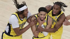 Indiana Pacers guard Tyrese Haliburton (0) is mobbed by teammates as he makes a choking motion after hitting a shot against the New York Knicks at the end of regulation to tie Game 1 of the NBA basketball Eastern Conference final, Wednesday, May 21, 2025, in New York. (AP Photo/Adam Hunger) Associated Press/LaPresse. EDITORIAL USE ONLY/ONLY ITALY AND SPAIN