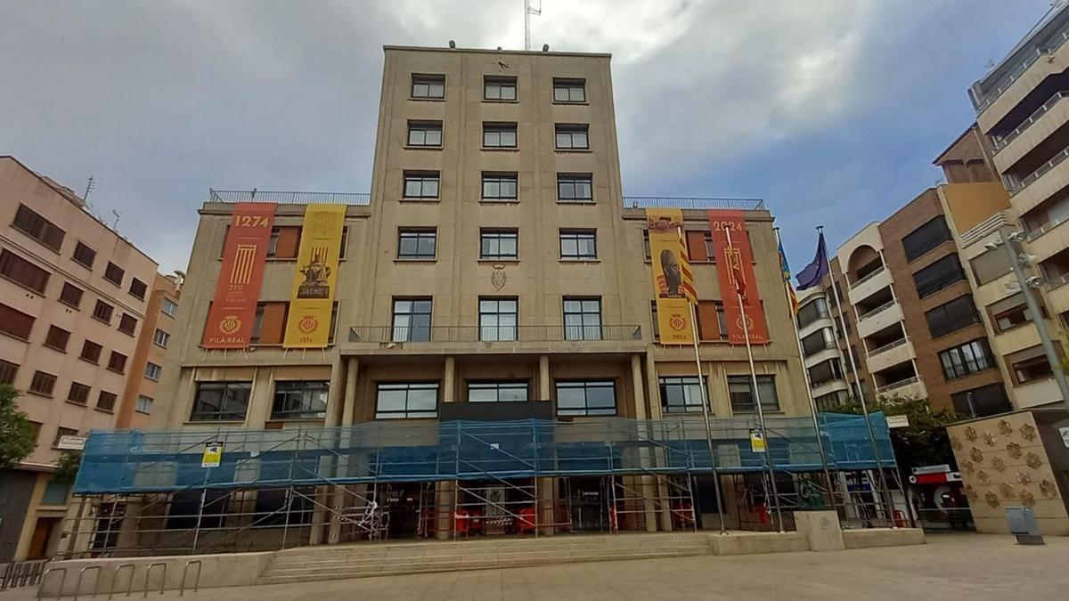 Imatge de l’ajuntament de Vila-real amb les bastides que es van instal·lar per a evitar danys en el cas de caure més peces del revestiment de la façana.