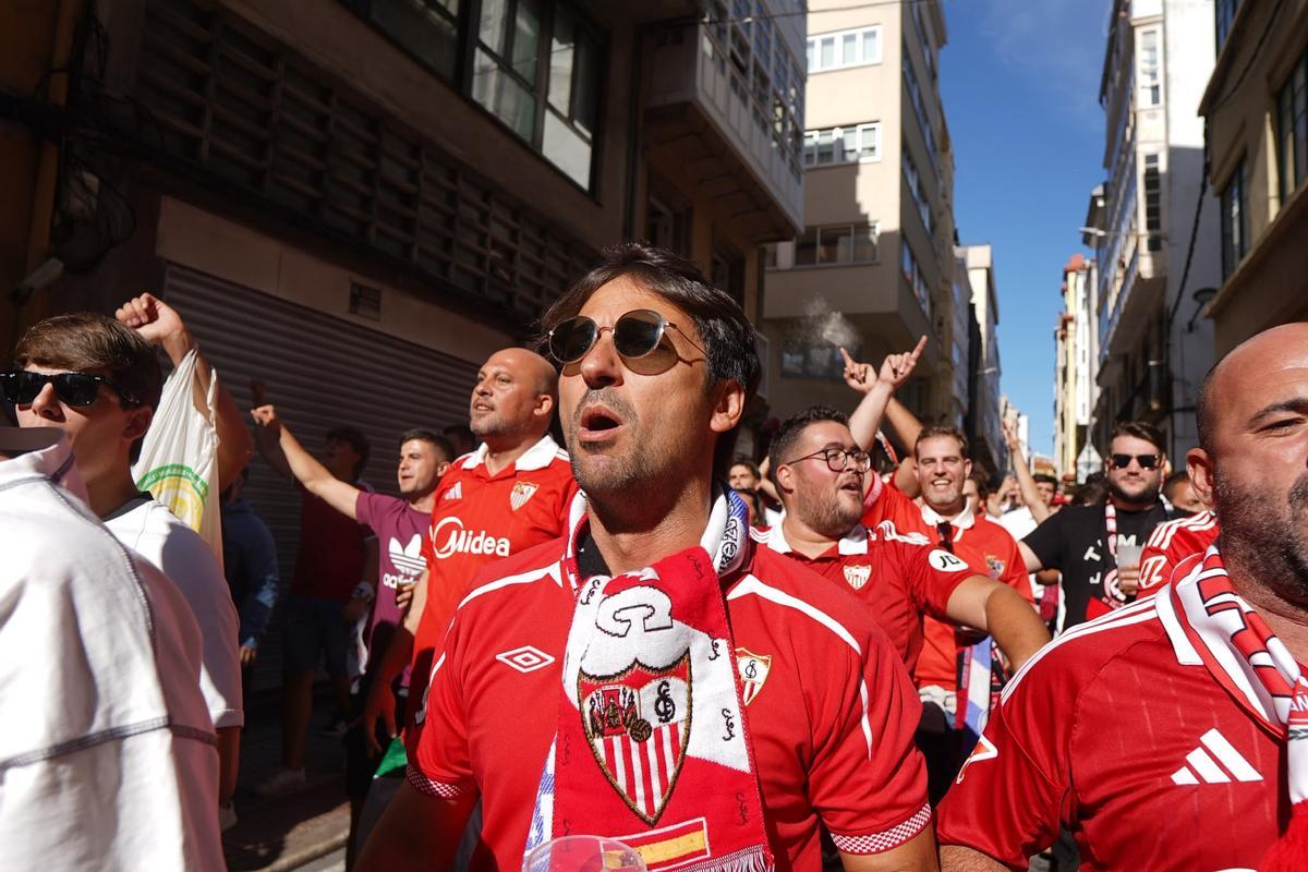 Aficionados del Sevilla por las calles de A Coruña antes del partido del Deportivo Aficionados del Sevilla por las calles de A Coruña antes del partido del Deportivo