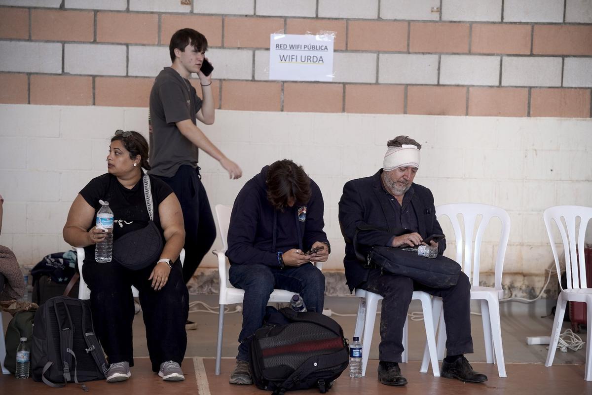 Pasajeros de los trenes siniestrados, en el polideportivo de Urda.