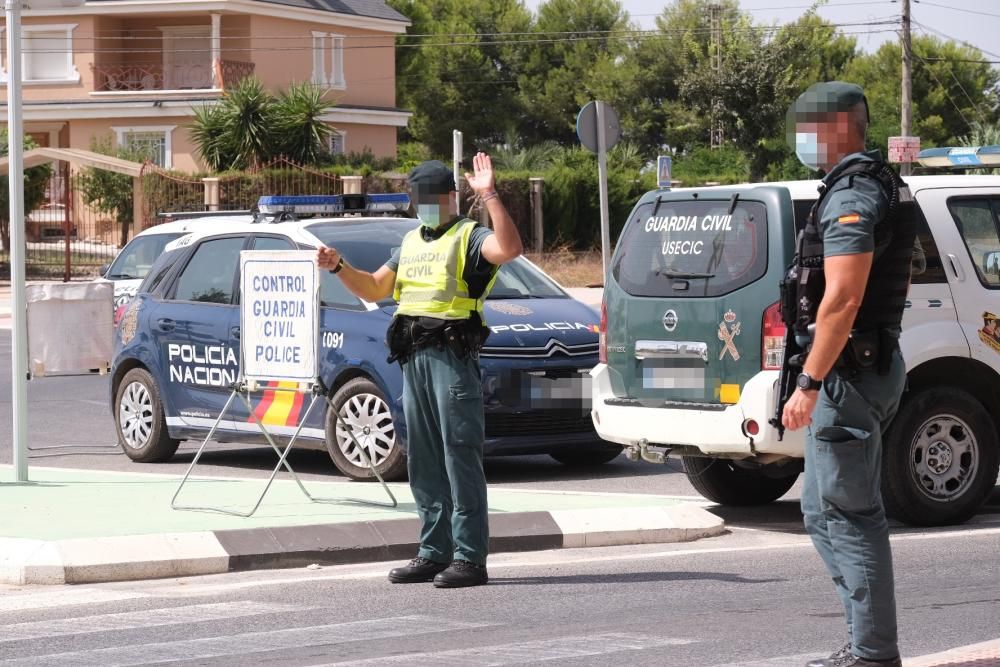 Despliegue de la Guardia Civil en el barrio del Rincón de Redován para poner coto a la venta al menudeo de droga