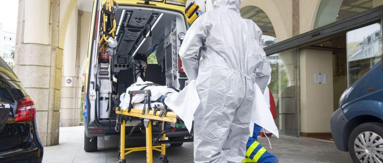 Foto de archivo de sanitarios en la época dura de la pandemia. /  CASTELEIRO/ROLLER AGENCIA