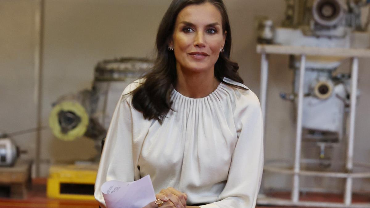 La reina Letizia con una blusa blanca