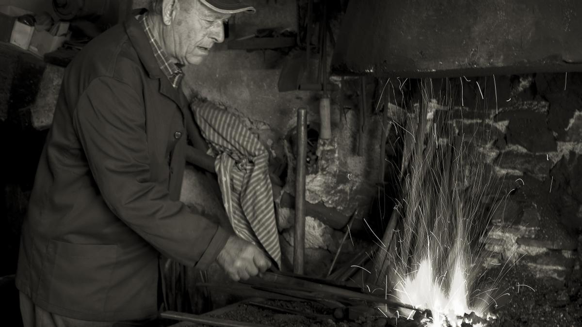El ferrer Enric Coloma, en el seu taller de Cabanes, l&#039;any 2019.