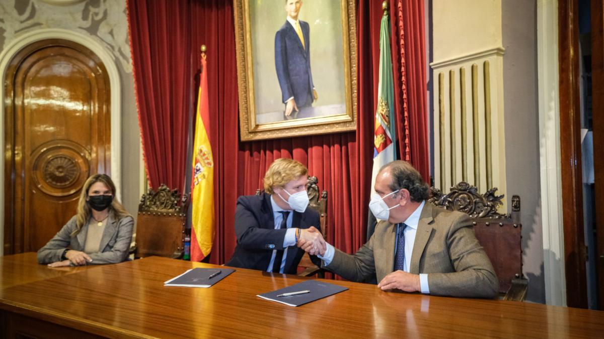 El alcalde, Ignacio Gragera, y el presidente de Caja Rural de Extremadura, Urbano Caballo, firman el convenio, junto a la concejala de Ifeba, Blanca Subirán.