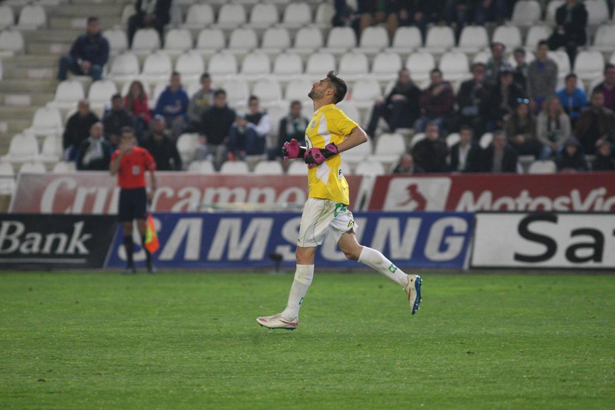 Luso Delgado, con los guantes, se dirige a portería para suplir al expulsado Razak, durante el partido ante el Leganés, en El Arcángel.