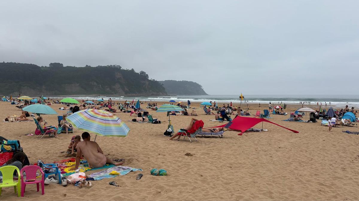 Bañistas en la playa de Rodiles.