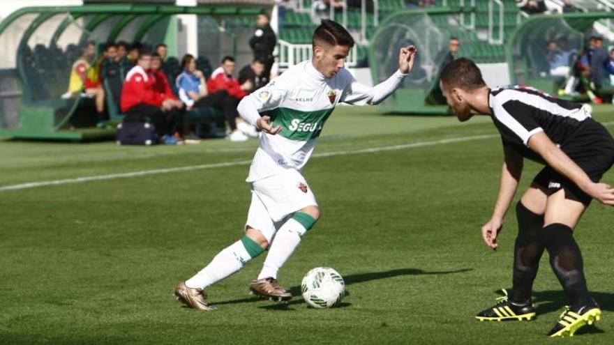 Un momento del partido Elche Ilicitano-Almazora jugado esta mañana en el Martínez Valero