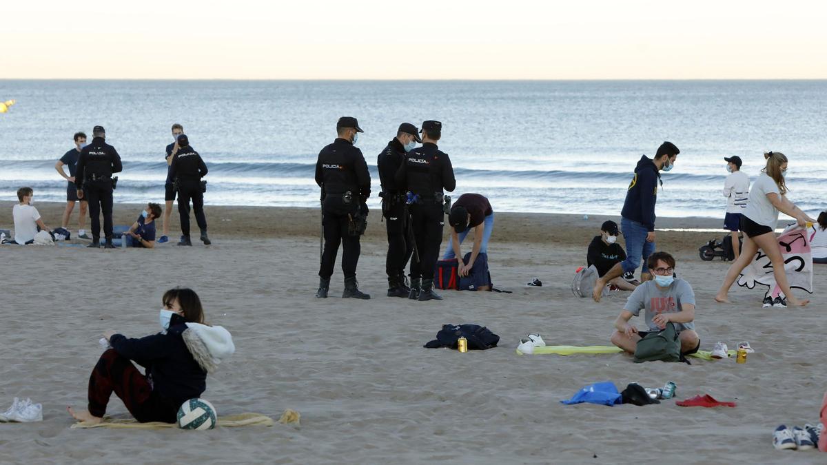 Buscan a un joven desaparecido en el agua de la playa de la Malva-rosa